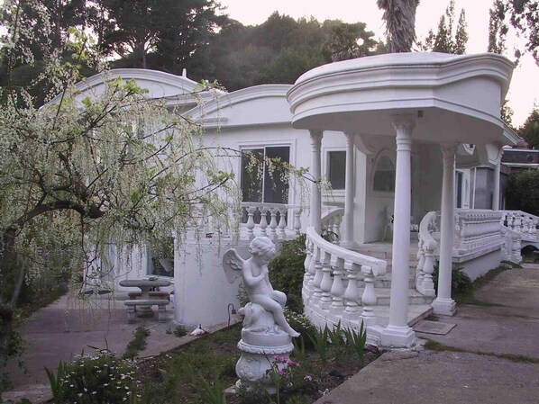 Exterior - FOR ROMANTICS AND ARTISTS! So peaceful at night, you can hear the stars!!! (Corte Madera)