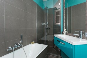 Shower, hair dryer, towels