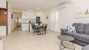 En moderne lejlighed med spiseområde, køkken og opholdsstue.