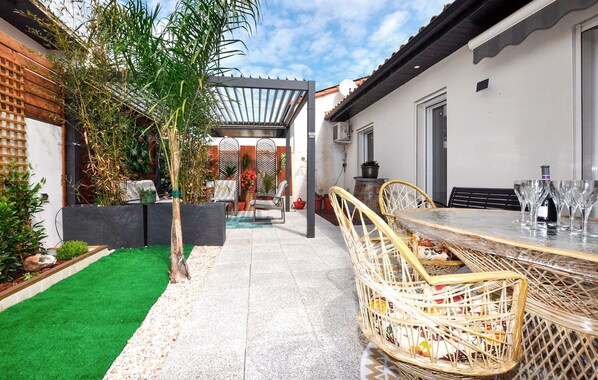 Outdoor dining - Amazing home in Latour Bas Elne (Latour Bas Elne)