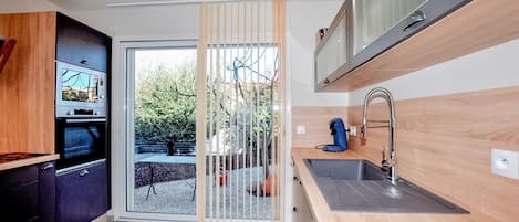Fridge, oven, stovetop, dishwasher
