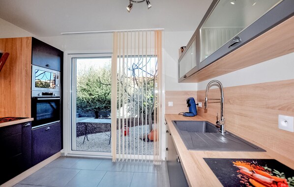 Fridge, oven, stovetop, dishwasher