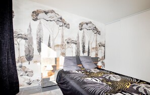 2 bedrooms, travel crib, free WiFi, bed sheets