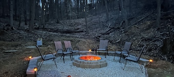 Charming LAKE FRONT COTTAGE just 13 miles from Hocking Hills!