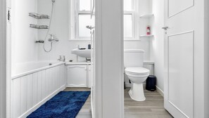 Towels, toilet paper - Charming & Spacious 3-Bed Home | Minutes from Angel Station & Vibrant Islington (London)