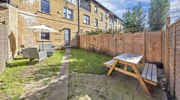 Outdoor dining - Charming & Spacious 3-Bed Home | Minutes from Angel Station & Vibrant Islington (London)