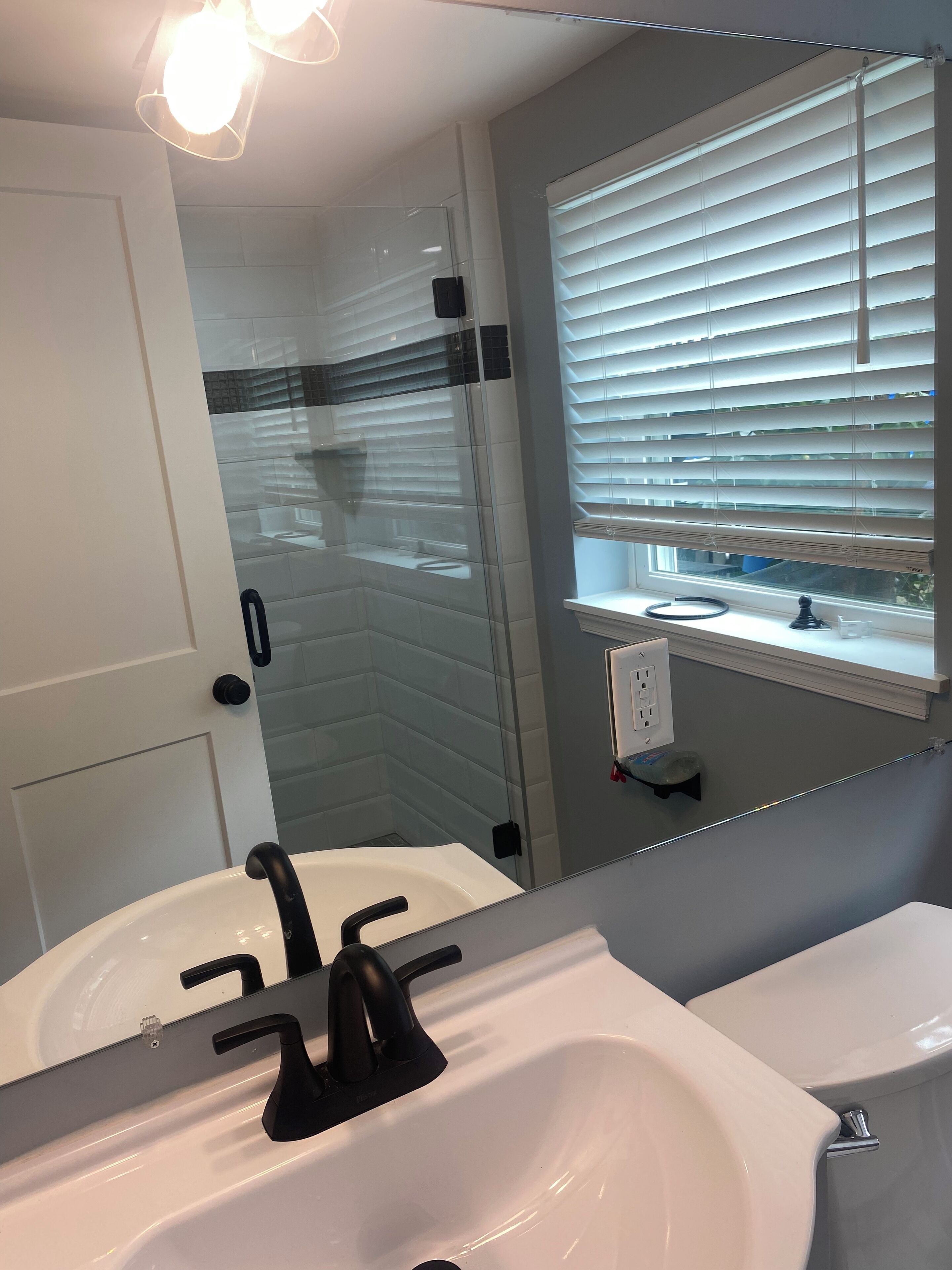 Douche, sèche-cheveux, serviettes fournies, savon