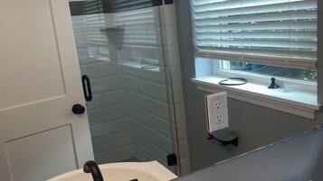 Douche, sèche-cheveux, serviettes fournies, savon