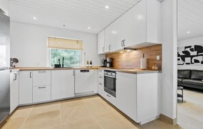 Fridge, oven, stovetop, dishwasher - 5 bedroom nice home in Blåvand (Blåvand)