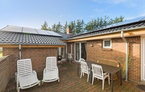 Outdoor dining - 5 bedroom nice home in Blåvand (Blåvand)