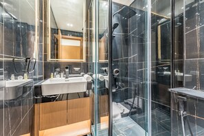 Dusche, Haartrockner, Handtücher, Seife