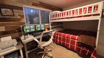 2 bedrooms, desk, WiFi, bed sheets