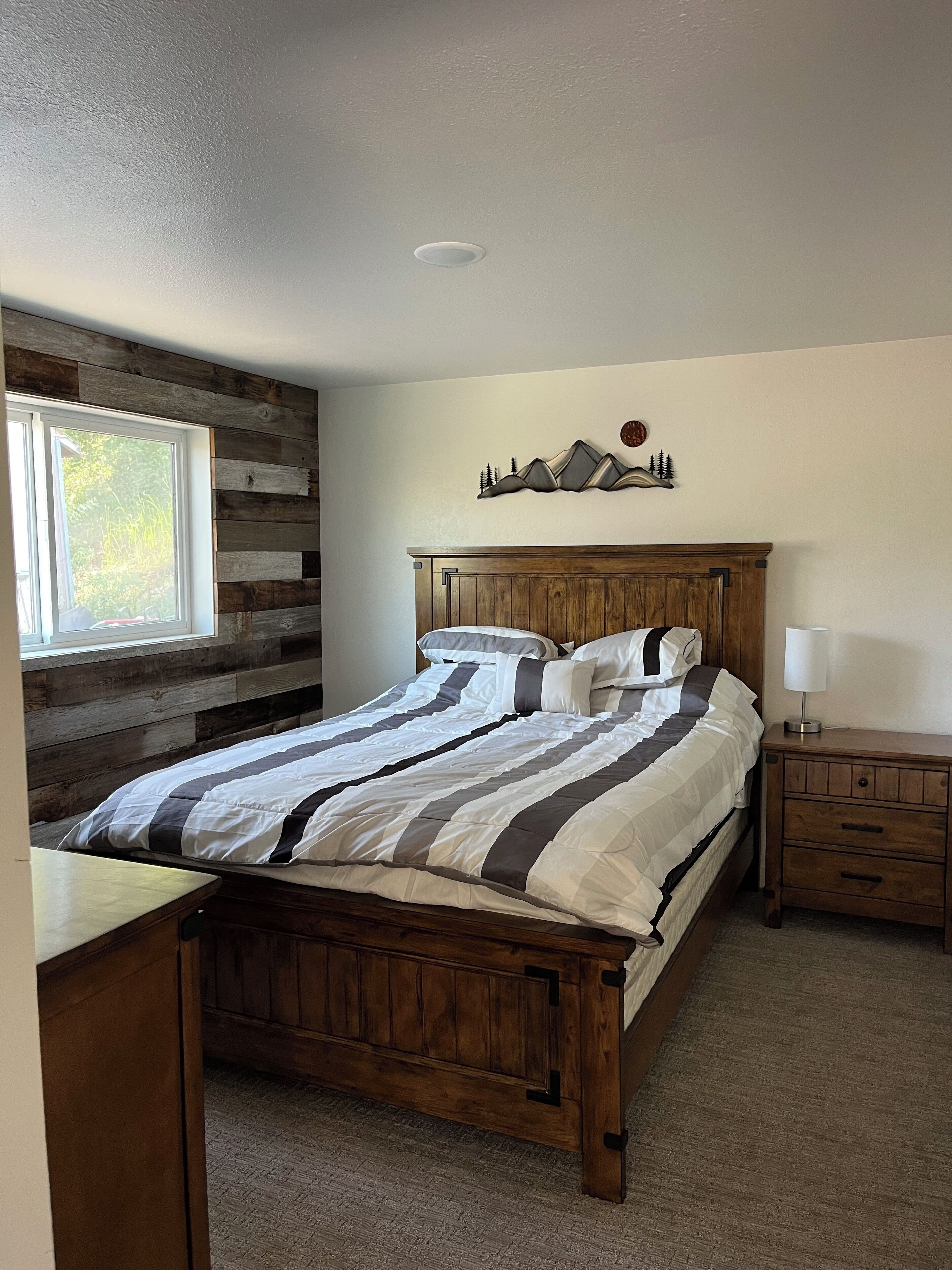 2 bedrooms, desk, WiFi, bed sheets