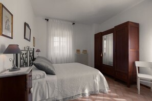 8 bedrooms, iron/ironing board, WiFi, bed sheets