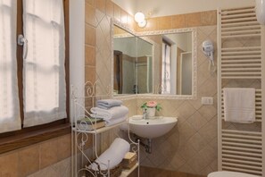 Shower, hair dryer, bidet, towels