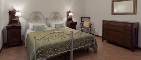 8 chambres, fer et planche Ă repasser, Wi-Fi, draps fournis