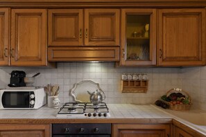 Køleskab, mikrobølgeovn, ovn, kogeplade