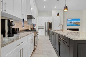 Fridge, microwave, oven, stovetop - Luxury Awaits in Elegant Retreat 5-bedroom house with AC, WiFi (Orlando)