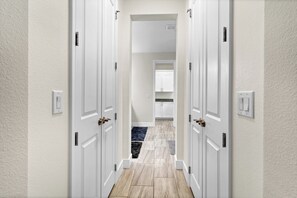 Interior - Luxury Awaits in Elegant Retreat 5-bedroom house with AC, WiFi (Orlando)