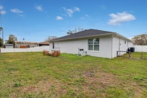 Exterior - Luxury Awaits in Elegant Retreat 5-bedroom house with AC, WiFi (Orlando)