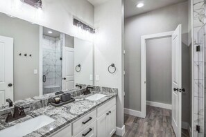 Towels, soap, toilet paper - Stunning Kitchen-Gas Firepit-Mins to Granbury Medical Ctr-Marina (Granbury)