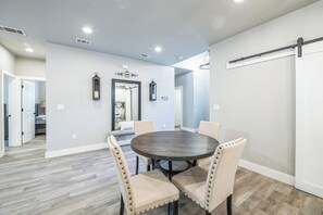 Dining - Stunning Kitchen-Gas Firepit-Mins to Granbury Medical Ctr-Marina (Granbury)