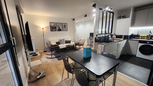 Interior - T2, parking, terrace, near Paris and La Defense (Rueil-Malmaison)