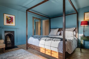 4 bedrooms, desk, iron/ironing board, WiFi