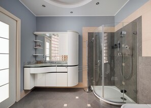 Dusche, Haartrockner, Handtücher