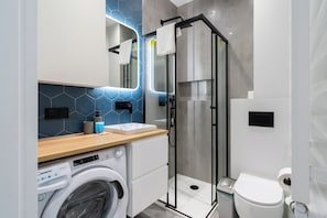 Douche, articles de toilette gratuits, sĂšche-cheveux