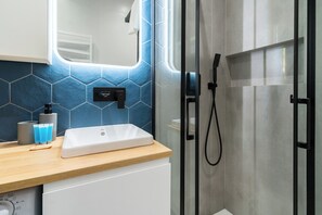 Shower, free toiletries, hair dryer, towels - Silesian Deluxe Apartment (Katowice)