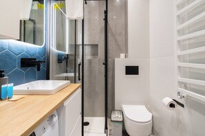 Een douche, gratis toiletartikelen, een haardroger, handdoeken