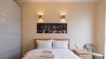 1 dormitorio, tabla de planchar con plancha, wifi y ropa de cama