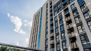 Un edificio de gran altura con múltiples balcones y amplias ventanas.