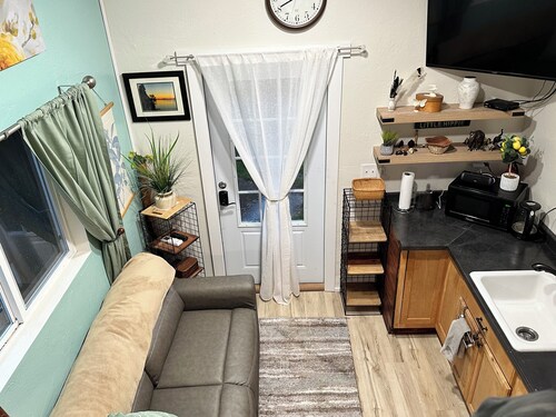 Charming tiny house in lovely Lowell with AC, WiFi, fenced in private space