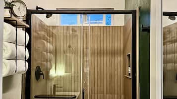 Douche, sèche-cheveux, serviettes fournies, savon