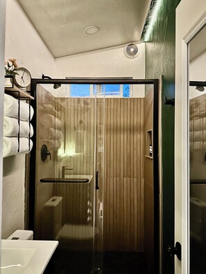 Douche, séchoir à cheveux, serviettes fournies, savon