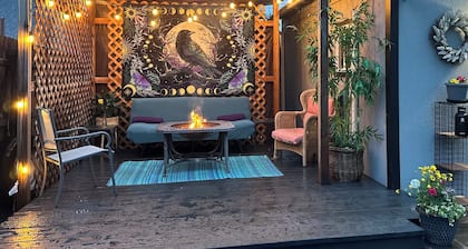 Charming tiny house in lovely Lowell with AC, WiFi, fenced in private space