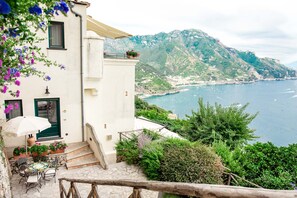 Outdoor dining - AMORE RENTALS - Villa Pittoresca with Pool and Sea View (Ravello)