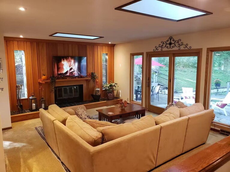 House On The Hill Charming 3-bedroom House With Rec Room, In Lovely Savanna - Savanna, IL