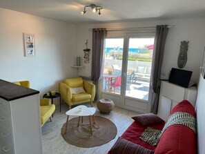 TV - Nice Flat 3 Persons, Airco,wonderfull view of the sea from the terrace, 20 m from the beach (PORTIRAGNES)