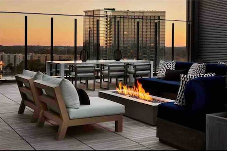Restaurante al aire libre. West Midtown Luxury Oasis | W/Rooftop Pool &View