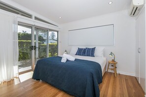 5 bedrooms, iron/ironing board, cribs/infant beds, rollaway beds