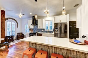 冷蔵庫、電子レンジ、オーブン、コンロ