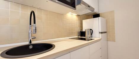 冷蔵庫、電子レンジ、食器洗い機、コーヒー / ティーメーカー