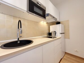 Fridge, microwave, dishwasher, coffee/tea maker