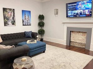 Smart TV, books, offices - "Bee" on Broughton - Astonishing Home Downtown SAV (Savannah)