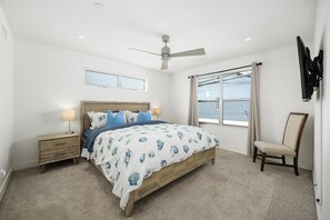 4 chambres, bureau, fer et planche à repasser, lit parapluie