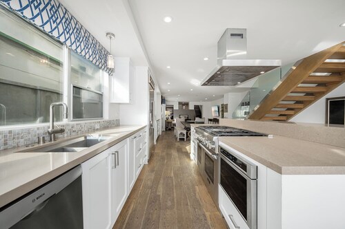 Perfect Beach House with Bay Views, BBQ & Rooftop