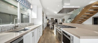 Perfect Beach House with Bay Views, BBQ & Rooftop